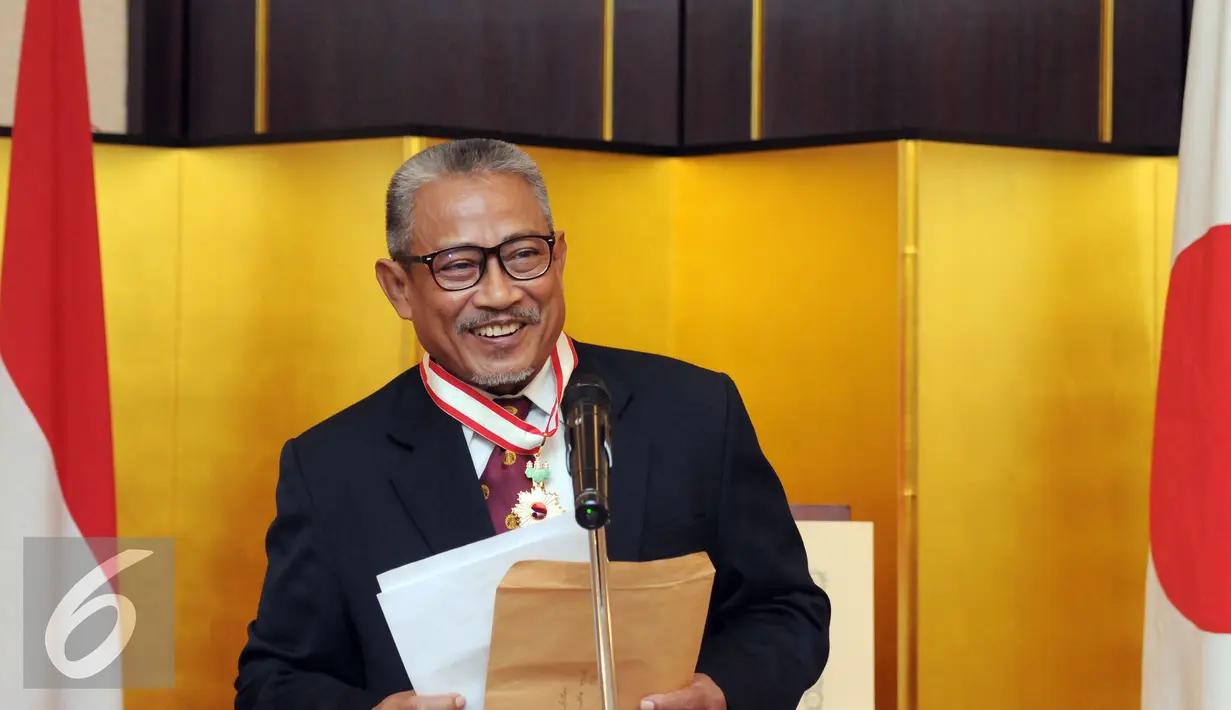 Ketua Prodi Jepang UI, I Ketut Surajaya memberikan sambutan usai meneriman bintang jasa dari Dubes Yasuaki Tanizaki di Kedubes Jepang, Jakarta, Senin (1/8). I Ketut Surajaya berhasil memperkuat hubungan Indonesia-Jepang. (Liputan6.com/Helmi Fithriansyah)