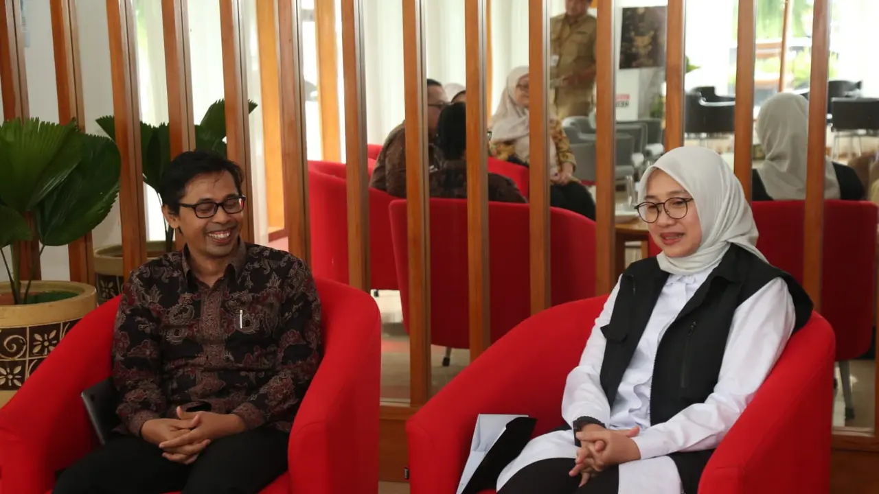 Dekan Fakultas Ilmu Sosial dan Politik (FISIPOL) UGM, Wawan Masúdi (Kanan) melakukan  diskusi dengan Bupati Banyuwangi Ipuk Fiestiandani ( Istimewa)
