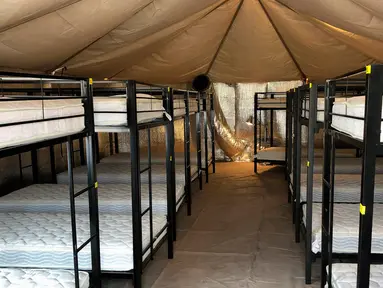 Foto tanpa tanggal menunjukkan tempat tidur untuk menampung anak-anak imigran gelap yang telah terpisah dari orang tuanya di bawah kebijakan “tanpa toleransi” Presiden Donald Trump di Tornillo, Texas. (HHS' Administration for Children and Families via AP)