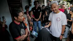 Capres nomor urut 3, Ganjar Pranowo lari pagi usai menginap di rumah warga di Kelurahan Slerok, Kecamatan Tegal Timur, Kota Tegal, Jawa Tengah, Kamis (11/1/2024). (Liputan6.com/Faizal Fanani)