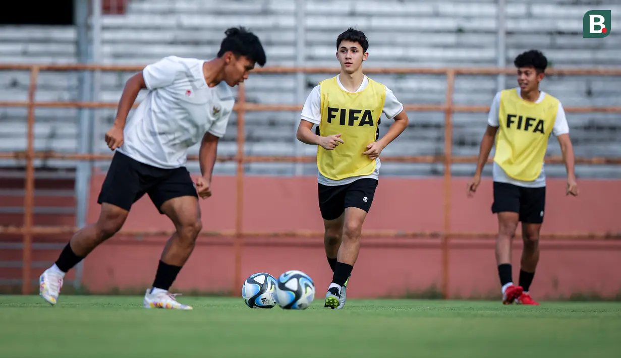 Pemain Timnas Indonesia U-17, Amar Brkic (tengah) menggiring bola saat latihan resmi jelang laga penentu Grup A Piala Dunia U-17 2023 melawan Timnas Maroko U-17 yang berlangsung di Stadion Gelora 10 November, Tambaksari, Surabaya,  Rabu (15/11/2023). (Bola.com/Bagaskara Lazuardi)