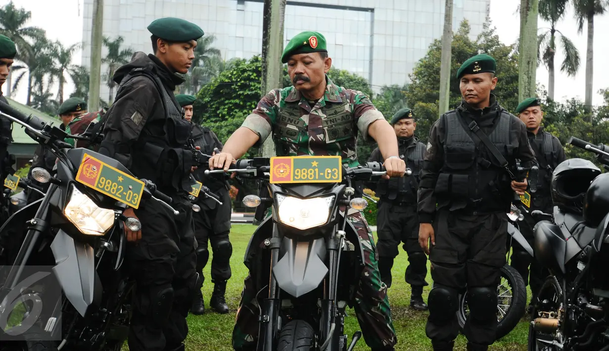 Kasdam Jaya, Brigjen TNI Ibnu Triwidodo (tengah) memeriksa kesiapan kendaraan pasukan saat Apel Operasi Pengamanan VVIP KTT Luar Biasa OKI 2016 di Makodam Jaya, Jakarta, Kamis (25/2/2016). (Liputan6.com/Helmi Fithriansyah)