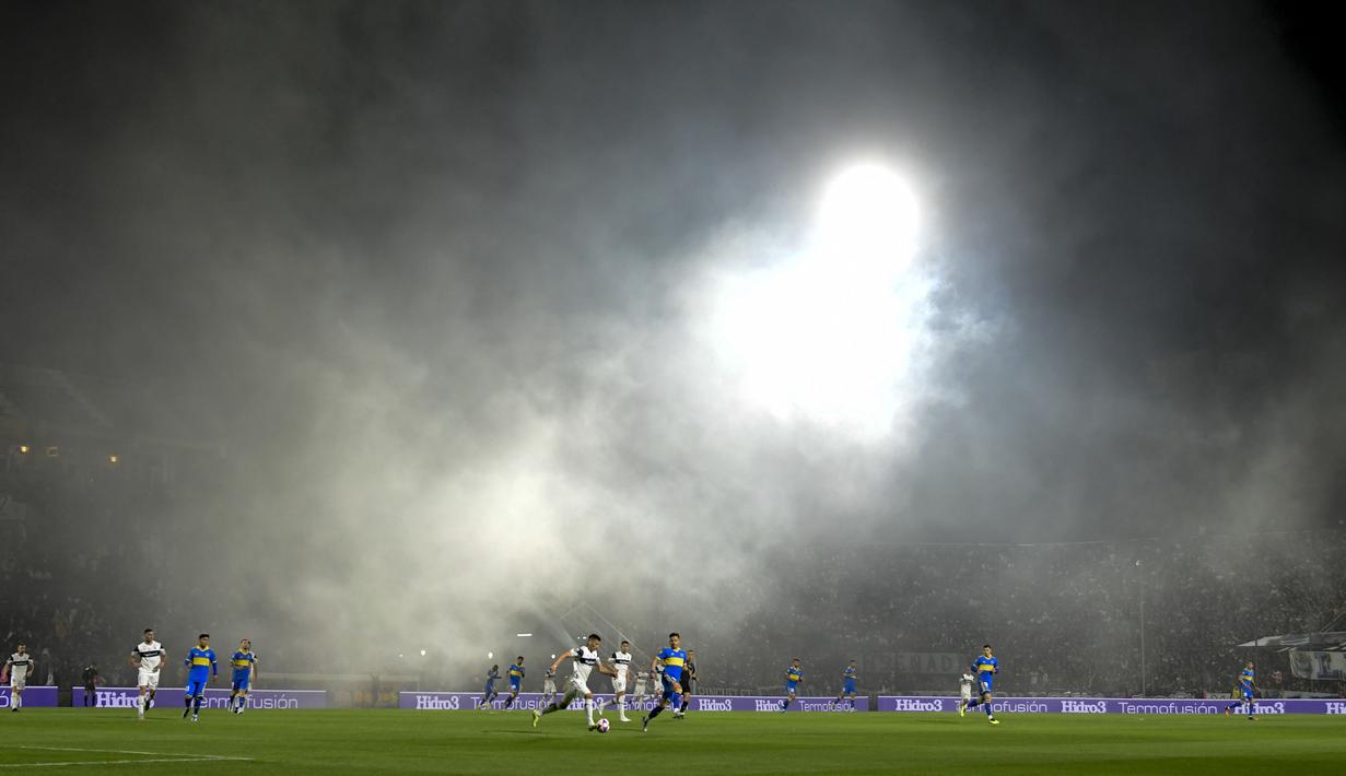 Laga antara Gimnasia vs Boca Juniors merupakan duel yang sangat penting. Karena kedua klub Liga Argentina tersebut sedang dalam performa terbaiknya. Gimnasia dan Boca Juniors pun sedang berjuang untuk merebut posisi 3 besar klasemen Liga Argentina. (AP Photo/Gustavo Garello)