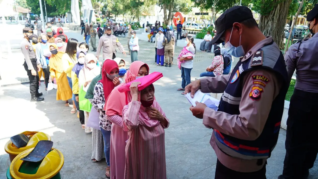 Sejumlah KPM tengah mengantri menunggu giliran pembagian suntikan BLT Minyak Goreng Rp 500 ribu bagi 234 ribu lebih PKM warga Garut.