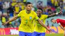 Gelandang bertahan timnas Brasil Casemiro (kiri) melakukan selebrasi usai menjebol gawang Swiss di laga kedua grup G Piala Dunia 2022. Gol dari pemain Manchester United tersebut berhasil membuat Brasil melangkah ke babak 16 besar Piala Dunia 2022. (AP Photo/Andre Penner)