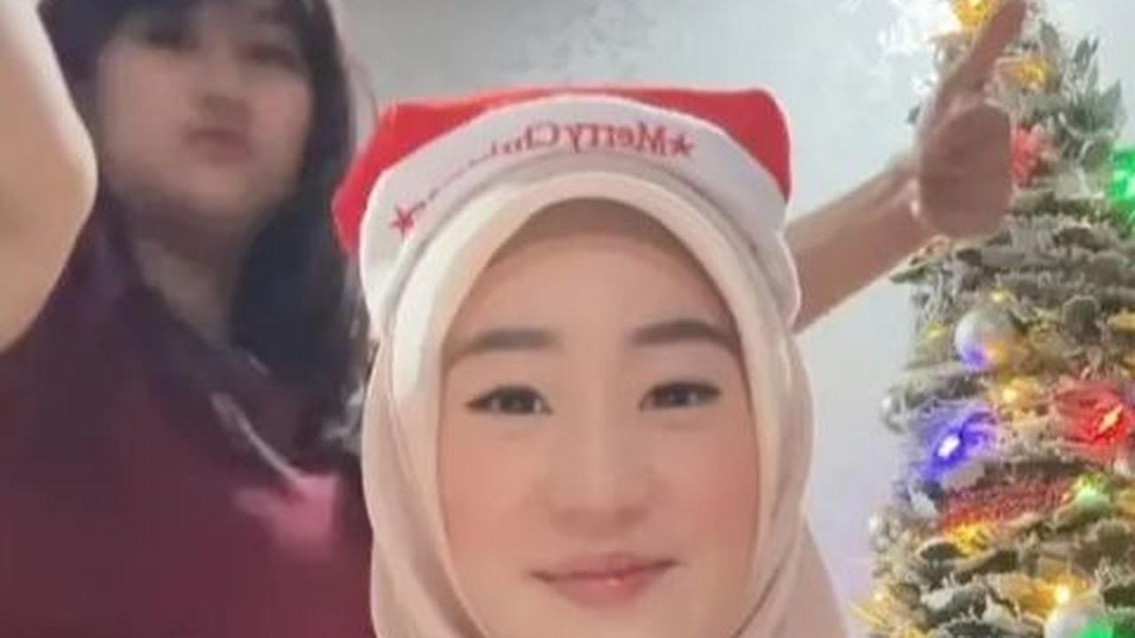 Foto-Foto Harmonis Artis Turut Hadir Rayakan Natal Bareng Keluarga yang Beda Agama