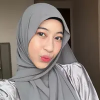 Adiba Khanza tampil cantik dengan busana shimmer berwarna abu-abu. Dipadukan dengan hijab chifon polos dengan warna yang lebih gelap [@adibakhanza]
