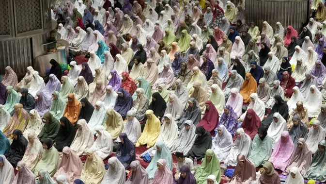 Umat Islam Indonesia menghadiri salat pada malam hari yang disebut 'tarawih' yang menandai malam pertama bulan suci Ramadhan, di Masjid Istiqlal di Jakarta, Indonesia, Senin, 11 Maret 2024. (AP Photo/Dita Alangkara)