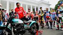 Acara tatap muka yang diisi obrolan santai dengan tujuan meyakinkan para pembalap bahwa Indonesia Siap menggelar ajang MotoGP 2022 diakhiri di halaman depan Istana Merdeka saat Presiden Joko Widodo memamerkan motor custom hijau miliknya. (Biro Pers Sekretariat Presiden/Laily Rachev)