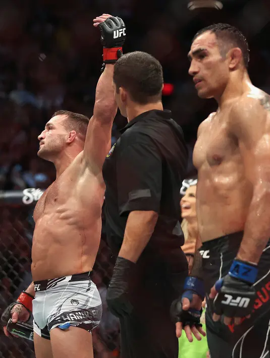 <p>Michael Chandler (kiri) merayakan kemenangan KO atas Tony Ferguson pada pertarungan kelas ringan putra UFC 274 di Footprint Center, Phoenix, Arizona, Amerika Serikat, 7 Mei 2022. Chandler dinyatakan menang KO atas Ferguson. (Christian Petersen/Getty Images/AFP)</p>