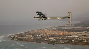 Pesawat bertenaga surya, Solar Impulse 2 berhasil melakukan uji penerbangan pertamanya di Hawaii dari bandara Kalaeloa, Kamis (3/3). Pesawat tersebut diterbangkan oleh pilot penguji bernama Markus Scherdel. (AFP PHOTO/EUGENE Tanne)