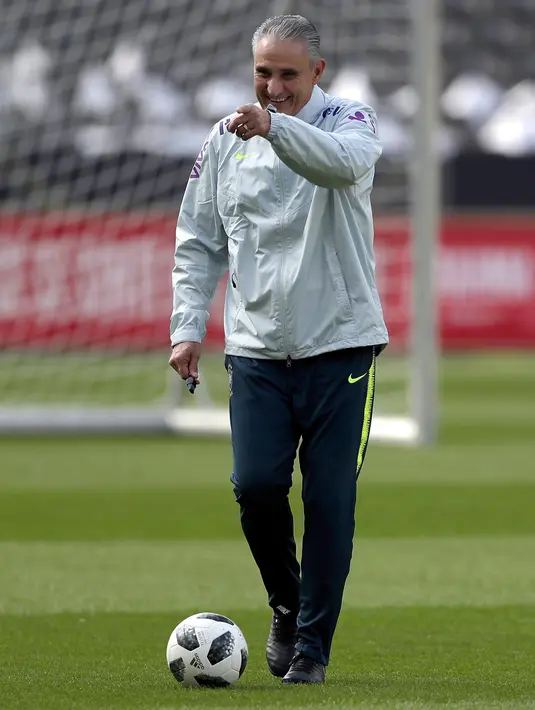 Pelatih Brasil, Tite memberi instruksi ke para pemainnya saat sesi latihan di Berlin, Jerman, (26/3). Brasil akan menghadapi Jerman pada pertandingan persahabatan internasional pada 27 Maret di Berlin. (AP Photo/Michael Sohn)