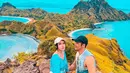 Hubungan Via Vallen dan Chevra Papinka semakin hari kian mesra. Pasangan yang belakangan kerap tampil berduet membawakan lagu ini makin kompak dan baru saja menjalani liburan bersama di Labuan Bajo. (Liputan6.com/IG/@viavallen)