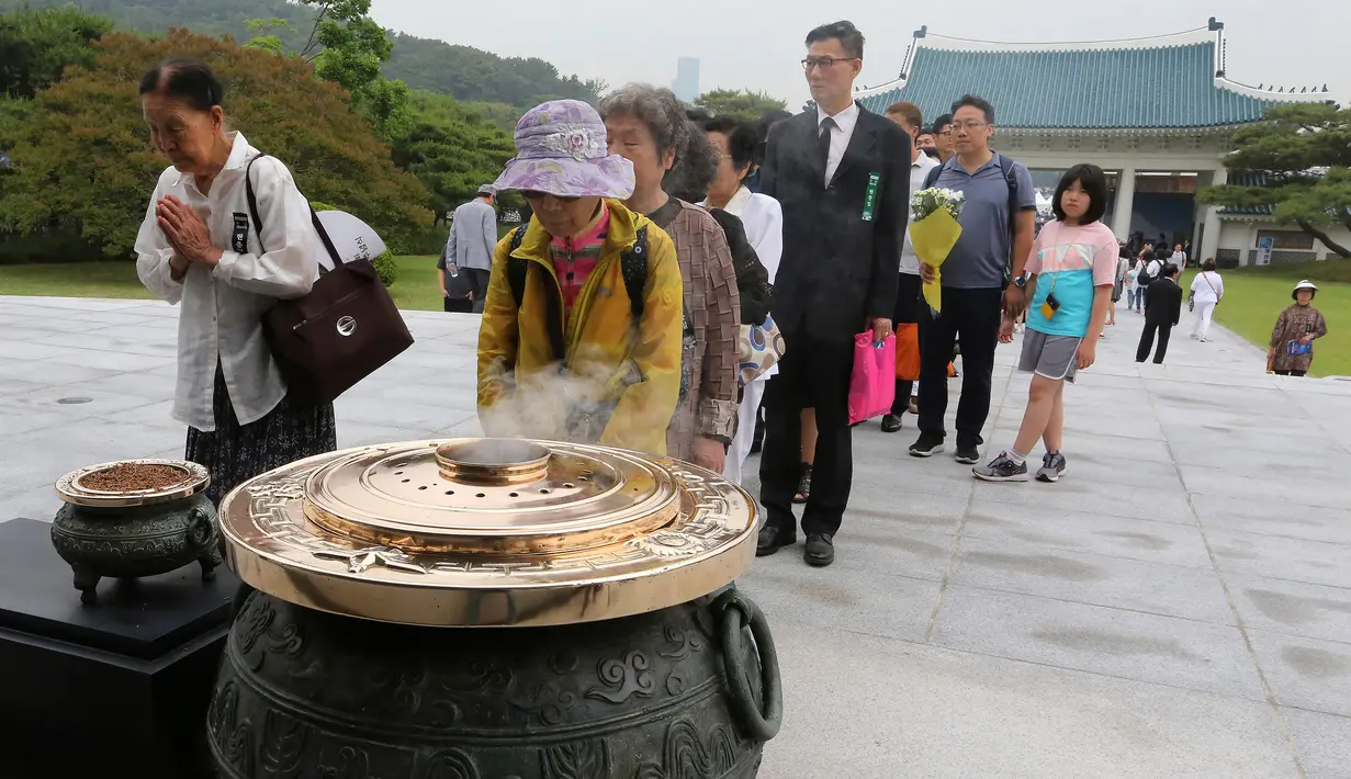 Warga Korea Selatan melakukan upacra penghormatan saat Memorial Day di Pemakaman Nasional Seoul, Kamis (6/6/2019). Memorial Day didedikasikan untuk mengingat prajurit dan warga sipil yang gugur selama perang Korea antara tahun 1950-1953. (AP/Ahn Young-joon)