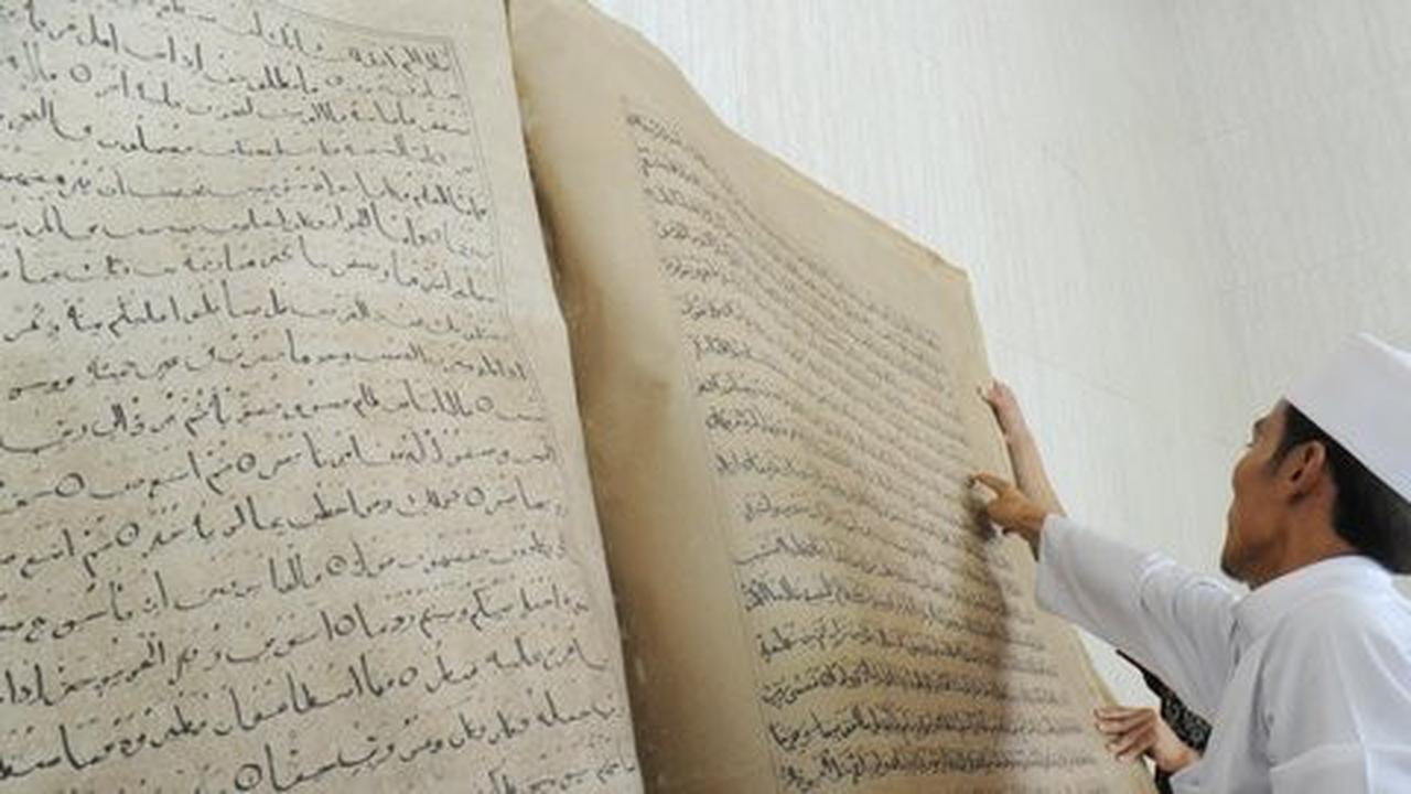 Alquran raksasa jadi magnet jemaah Masjid Raya Makassar