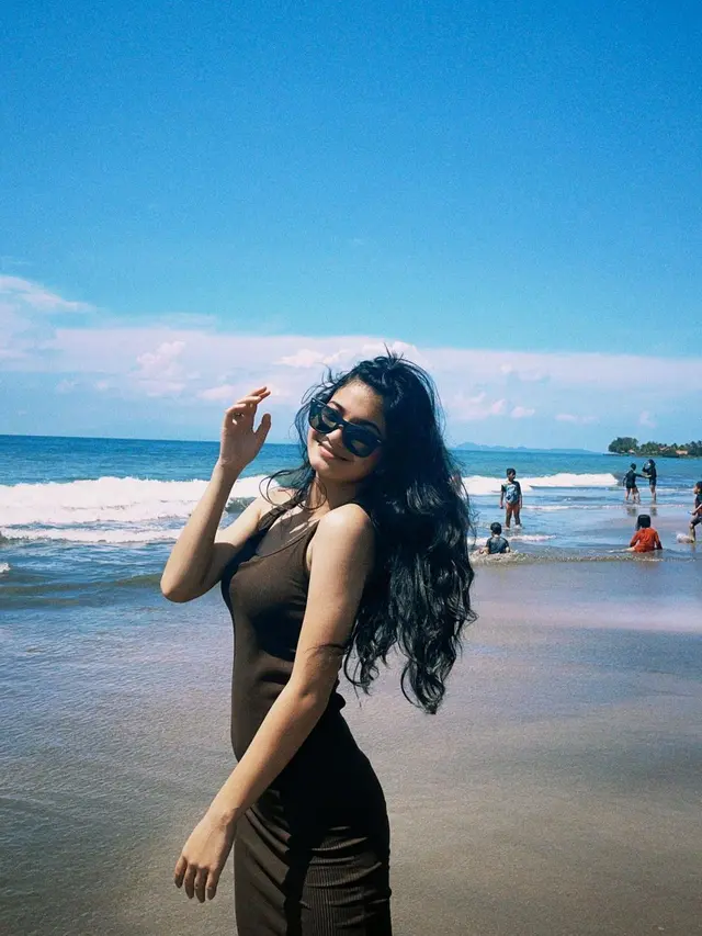 Ratu Sofya pelesir ke pantai (Foto: Instagram/@ratusfy_)