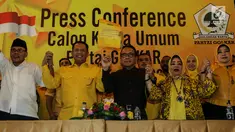 Politisi Partai Golkar, yakni Ali Yahya (kiri), Bambang Soesatyo (kedua kiri), Ulla Nuchrawatty (kedua kanan) dan Marlinda Irwanti (kanan) menyatakan diri maju sebagai calon ketua umum Partai Golkar periode 2019-2024 saat konferensi pers di Jakarta, Kamis (18/7/2019). (Liputan6.com/Herman Zakharia)