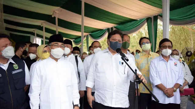 Menteri Koordinator Bidang Perekonomian Airlangga Hartarto di acara Penanaman Perdana Peremajaan Sawit Rakyat (PSR) di Desa Kencana Mulia, Kecamatan Rambang Kabupaten Muara Enim, Sumatera Selatan, Jumat (4/3/2022). (Dok Kemenko Perekonomian)