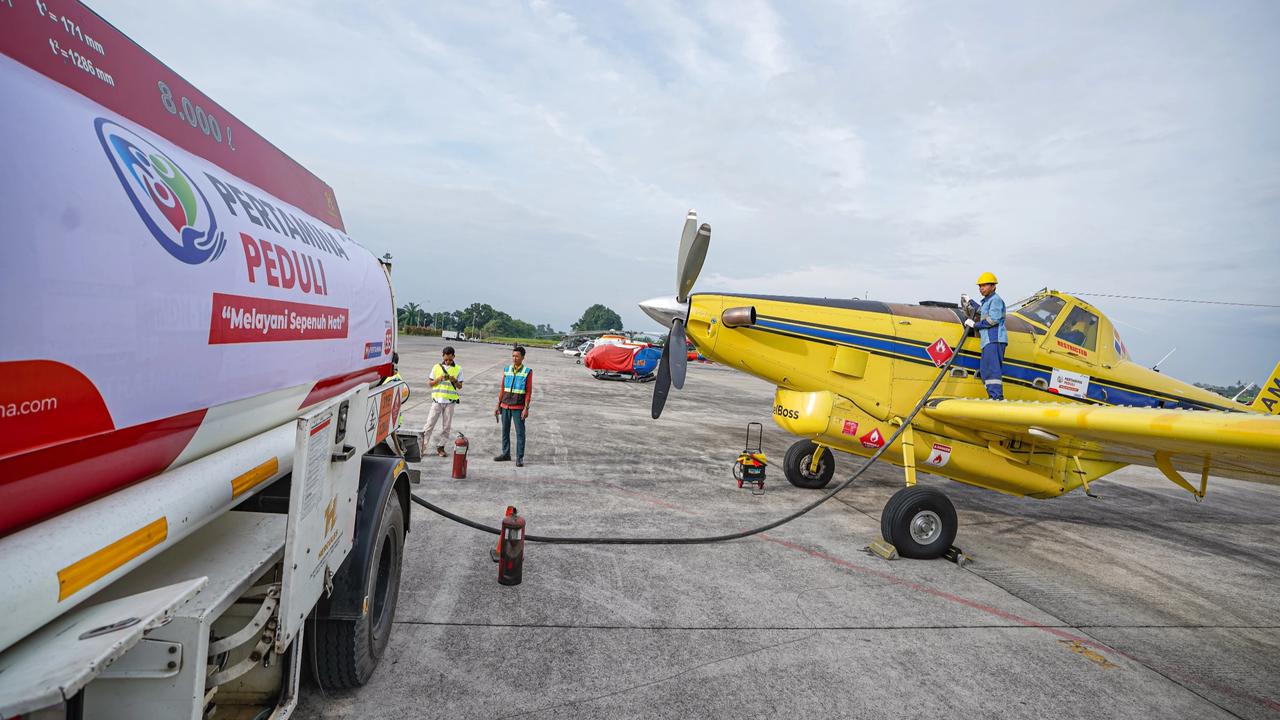 Jalur Darat Masih Sulit, Pertamina Kirim BBM ke Bener Meriah Gunakan Pesawat Air Tractor