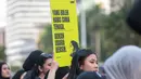 Seorang penonton membawa poster bertema kebakaran hutan dan lahan (karhutla) saat Jakarta Running Festival (JRF) 2026 berlangsung di sepanjang lintasan Jalan Jenderal Sudirman, Jakarta, Sabtu (24/10/2026). (KLY/Budy Santoso)