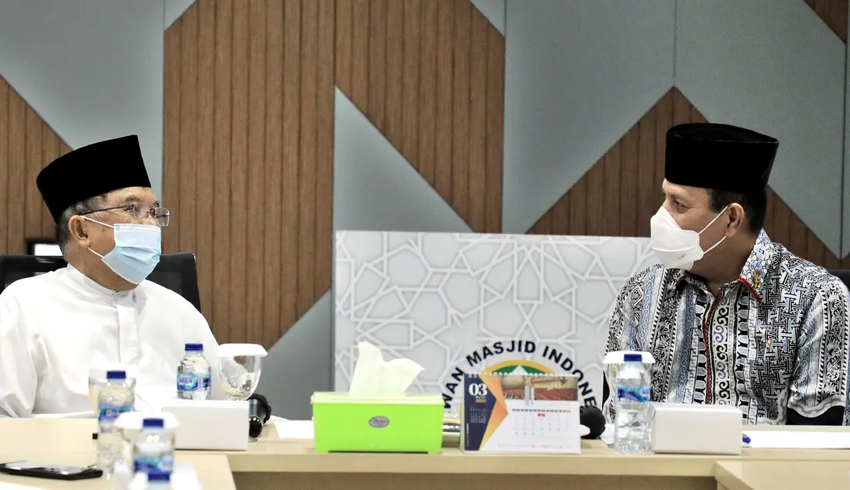 Ketua Umum Dewan Masjid Indonesia Jusuf Kalla (kiri) bertemu Kepala BNPT Komjen Pol Boy Rafli Amar di Kantor Pusat DMI, Jakarta, Jumat (4/2/2022). Pertemuan ini dalam rangka kerja sama program deradikaliasasi terorisme dengan melibatkan DMI di seluruh tingkatan wilayah Indonesia. (Foto: Istimewa)