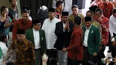 Presiden RI Joko Widodo bersama Ketua DPP Partai PKB menghadiri acara Silaturahim Ulama Rakyat di Ancol, Jakarta, Sabtu (12/11). Acara tersebut di hadiri 10.000 umat muslim untuk berdoa bagi keselamatan Bangsa Indonesia. (Liputan6.com/Johan Tallo)