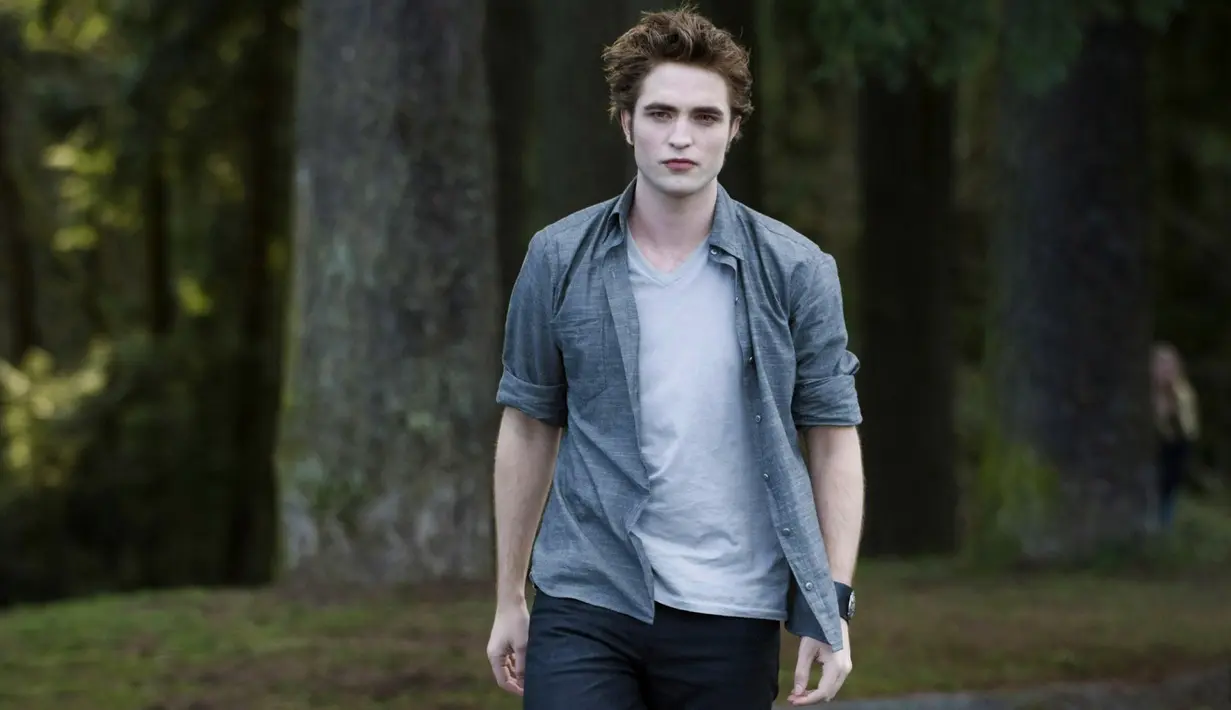Yang paling melegenda, Robert Pattinson memerankan Edward Cullen yang menjadi suami Bella Swan (Kristen Stewart) di film Twilight. (Pinterest)