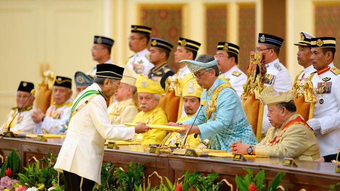 Raja Malaysia Sultan Abdullah Sultan Ahmad Shah (kedua kanan) menerima sumpahnya dari PM Mahathir Mohamad saat dilantik di Istana Nasional, Kuala Lumpur, Malaysia, Kamis (31/1). (Malaysia Information Ministry via AP)