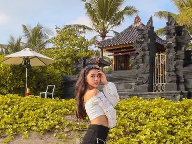 Mulai dari rok sampai celana jeans, padu padan pakaian Gabriella Ekaputri ketika kenakan crop top bisa jadi inspirasi. Perlihatkan perut mulusnya, lawan main Beby Tsabina di web series Antares ini tampil seksi dan stylish. Pesona yang dipancarkannya pun membuatnya tak jarang tuai pujian dari warganet. (Liputan6.com/IG/@gabriellaekaputri)