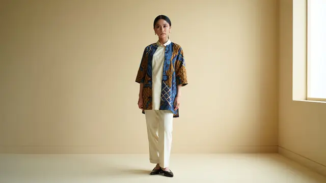 Model Atasan Batik Wanita Kombinasi Kain Polos/ Ilustrasi AI
