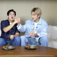 Jerome Polin dan Chanyeol EXO berkolaborasi bermain ular tangga. dok.  Nihongo Mantappu