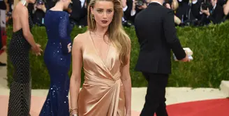 Amber Heard menggugat cerai aktor hollywood, Johnny Depp pada sepekan yang lalu. Amber juga menuduh sang suami melakukan KDRT. (AFP/Bintang.com)