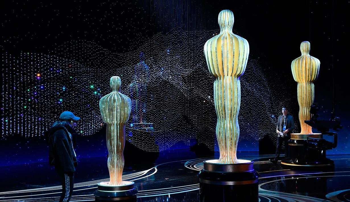 Sejumlah patung terlihat di panggung Academy Awards atau Oscar 2019 di Hollywood, California, AS, Sabtu (23/2). Tidak ada pengganti pembawa acara yang ditunjuk untuk membawakan Piala Oscar 2019. (Kevork Djansezian/Getty Images/AFP)