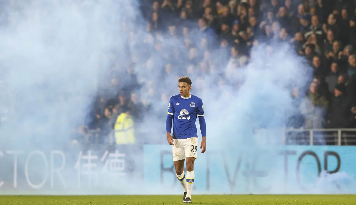 Bek Everton, Dominic Calvert-Lewin, saat tampil melawan Hull pada laga Liga Inggris di Stadion Kingston Communications, Inggris, Jumat (29/12/2016). (Reuters/Jason Cairnduff) 