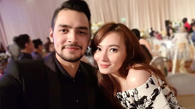 [Bintang] 8 Potret Keromantisan Jonas Rivanno dan Asmirandah