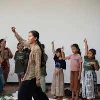 Sarita Ibnoe saat memandu workshop di Labyrinth Art Gallery, Nuanu Creative City. (Foto: Nuanu Creative City)
