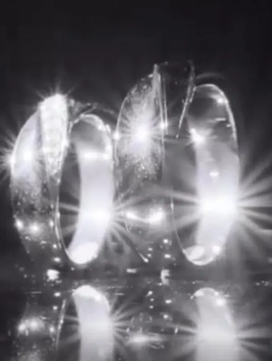 Cincin ini memiliki grafir tangan yang khas dalam emas putih [instagram/mondial]