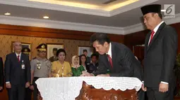 Mantan MenPAN RB Asman Abnur menandatangani sertijab kepada MenPAN RB yang baru Komjend Pol Syafruddin di Kantor Kementerian PANRB, Jakarta, Rabu (15/8). (Liputan6.com/Fery Pradolo)