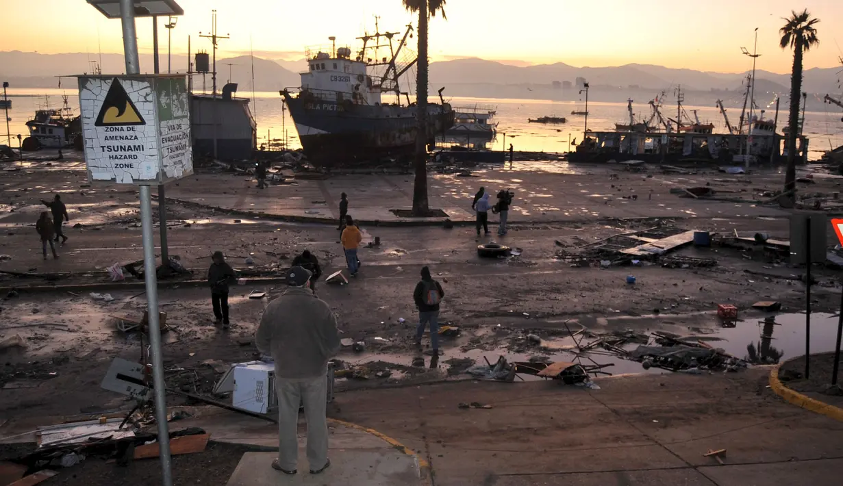 Sejumlah Warga saat berada di tepi pantai usai gempa bumi yang melanda kota Coquimbo, Chile (17/9/2015). Gempa yang menewaskan sekitar sepuluh orang dan memaksa satu juta orang mengungsi dari rumah mereka ke dekat pantai. (REUTERS/Mauricio Ubilla)
