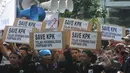Massa dari Aliansi Save Indonesia menggelar aksi dengan tema 'Save Polri, Save KPK, Save Indonesia' di depan Gedung KPK, Jakarta, Jumat (6/2/2015). (Liputan6.com/Herman Zakharia)