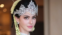 Anggunnya Davika Hoorne Berbalut Kebaya dan Siger Sunda, Jadi Teteh-teteh