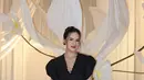 Stefhanie Zamora tampil dengan long dress hitam lengan puff kerah v neck. [@steffizamora]