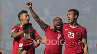 Selebrasi pemain Timnas Indonesia saat Hansamu Yama mencetak gol pada laga Final leg pertama Piala AFF 2016 di Stadion Pakansari, Bogor, (14/12/2016). (Bola.com/Nicklas Hanoatubun)