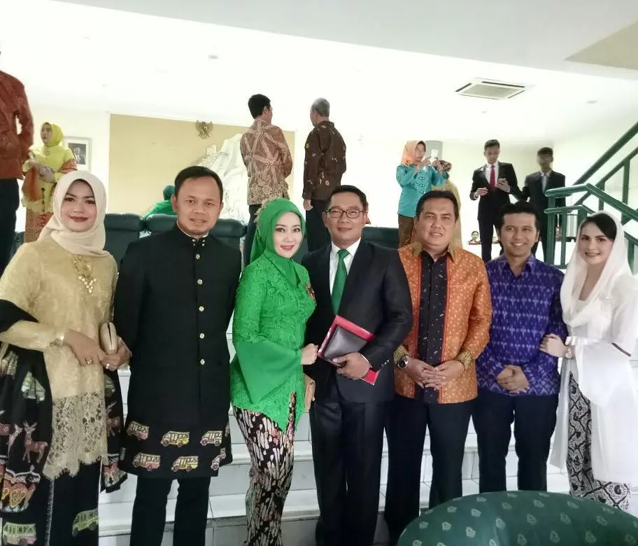 Arumi Bachsin dan Emil Dardak di pernikahan Kahiyang Ayu dan Bobby Nasution. (Instagram - @arumi_arumi_94)