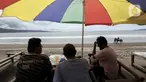 Warga bersantai di Pantai Pelabuhan Ratu, Kabupaten Sukabumi, Jawa Barat, Jumat (12/11/2021). Penerapan Pemberlakuan Pembatasan Kegiatan Masyarakat (PPKM) Level 1 membolehkan objek wisata kembali buka, salah satunya Pantai Pelabuhan Ratu. (Liputan6.com/Johan Tallo)