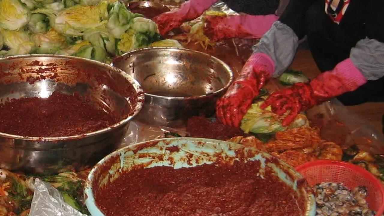 Lebih dari sekadar persiapan makanan, kimchi menjadi simbol kebersamaan, seperti saat seorang ibu berbagi resep dengan menantu perempuan baru atau saat rasa kimchi menciptakan atmosfer santai dalam pertemuan sosial.