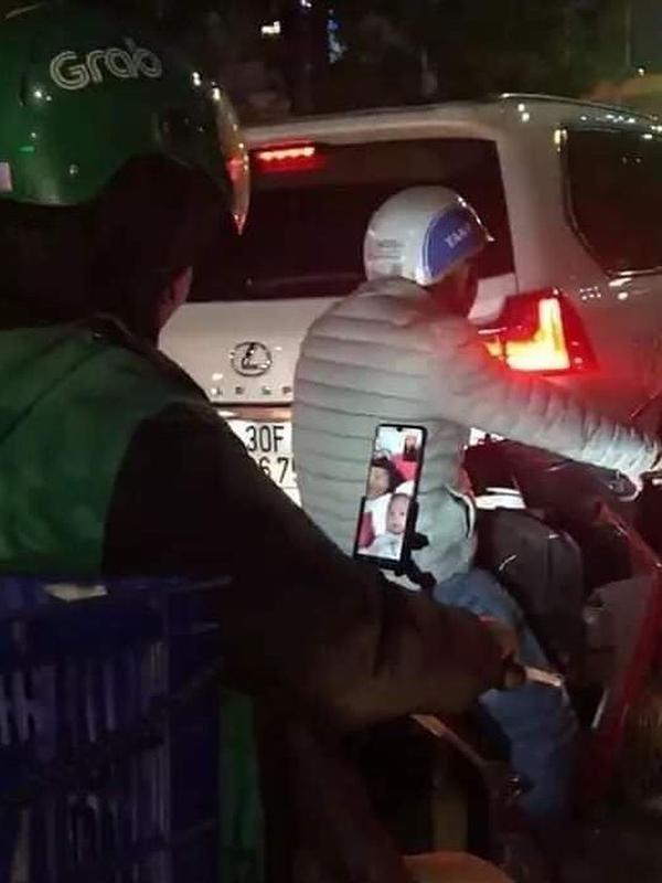 Pengemudi Ojek Online Ingat Keluarga (Sumber: Instagram/dramaojol.id)
