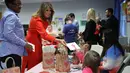 Istri Presiden AS Donald Trump, Melania Trump kartu valentine kepada seorang anak saat berkunjung ke Children's Inn di National Institute of Health (14/2). (AP Photo/Pablo Martinez Monsivais)