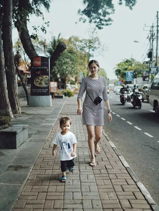 Bukan hanya di luar negeri, Ringgo pun mengajak anak dan istrinya untuk liburan di Indonesia, tepatnya di Bali.  (Instagram/ringgoagus)