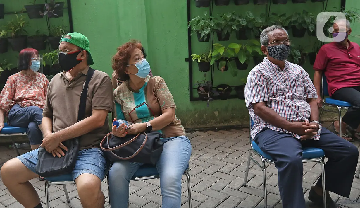 Warga lanjut usia (lansia) saat antre untuk mengikuti vaksin Covid-19 di Puskesmas Kecamatan Senen, Jakarta, Selasa (23/2/2021). Pelaksanaan vaksinasi Covid-19 sudah masuk pada tahap 2 yang diperuntukan bagi Lansia dan petugas pelayanan publik. (Liputan6.com/Herman Zakharia)